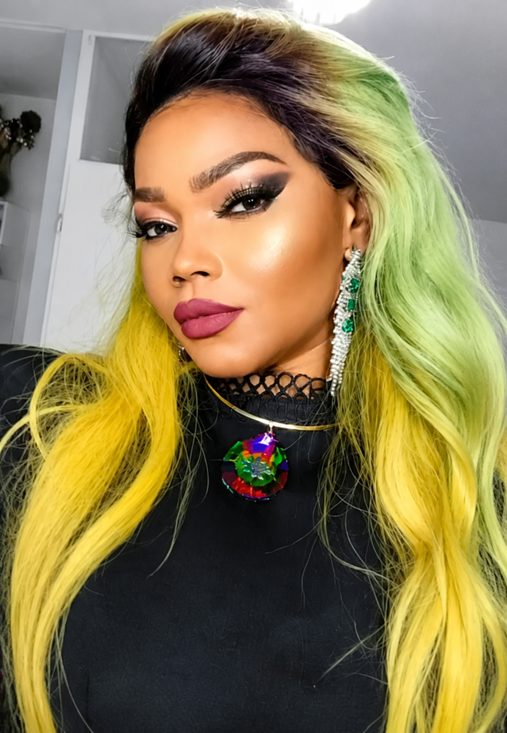 Creatieve geel-groene haarlook
