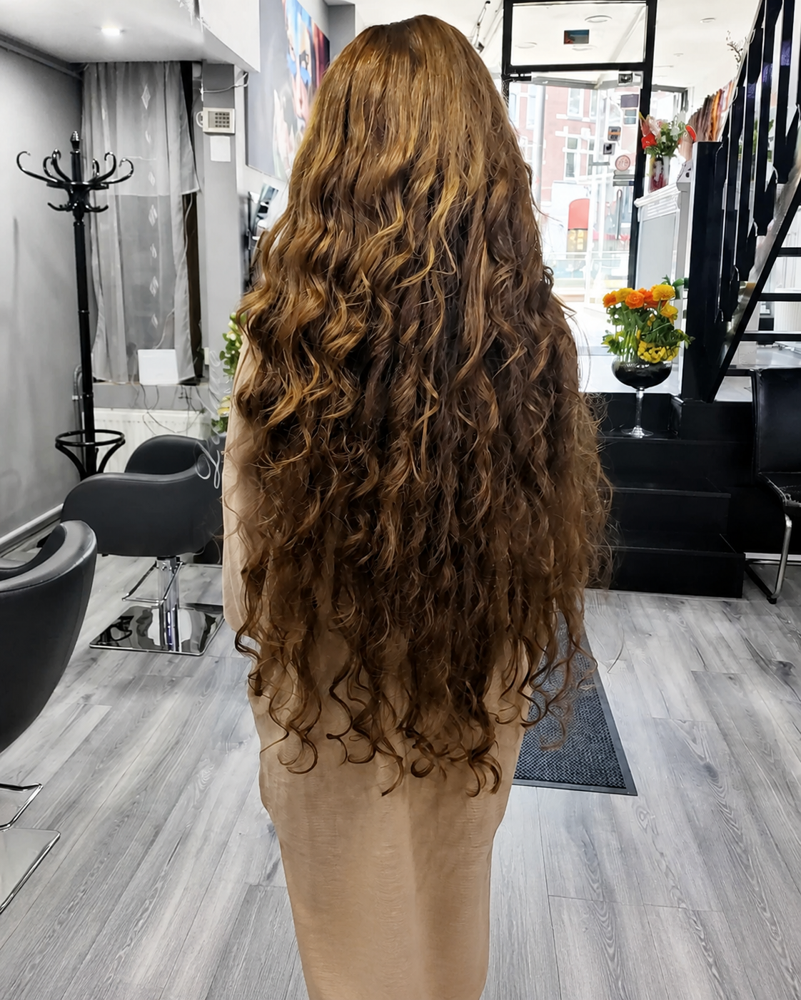 Lange bruine waves van achteren