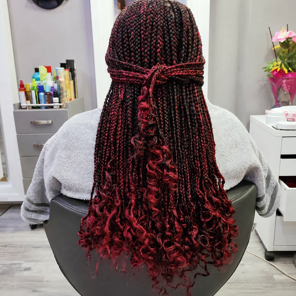 Lange bordeauxrode box braids